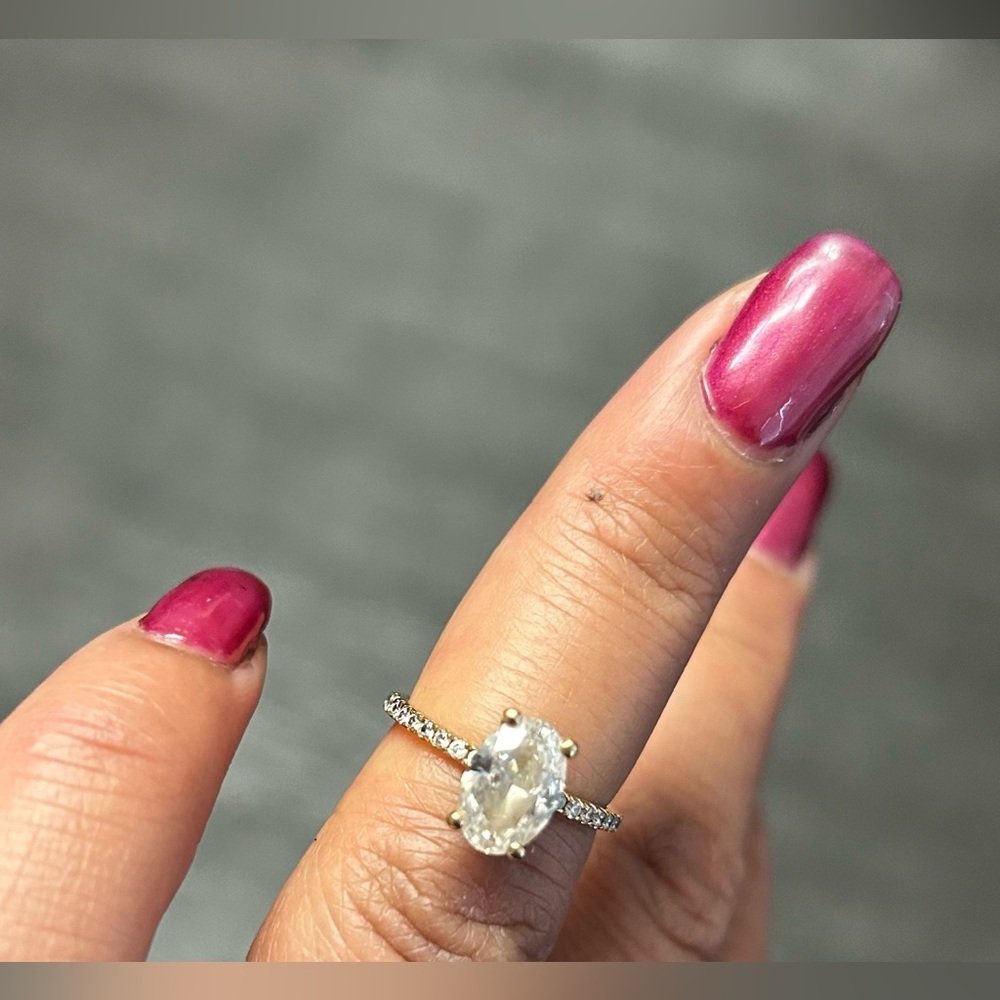Beautiful Moissanite Engagement ring - Picture 2 of 8